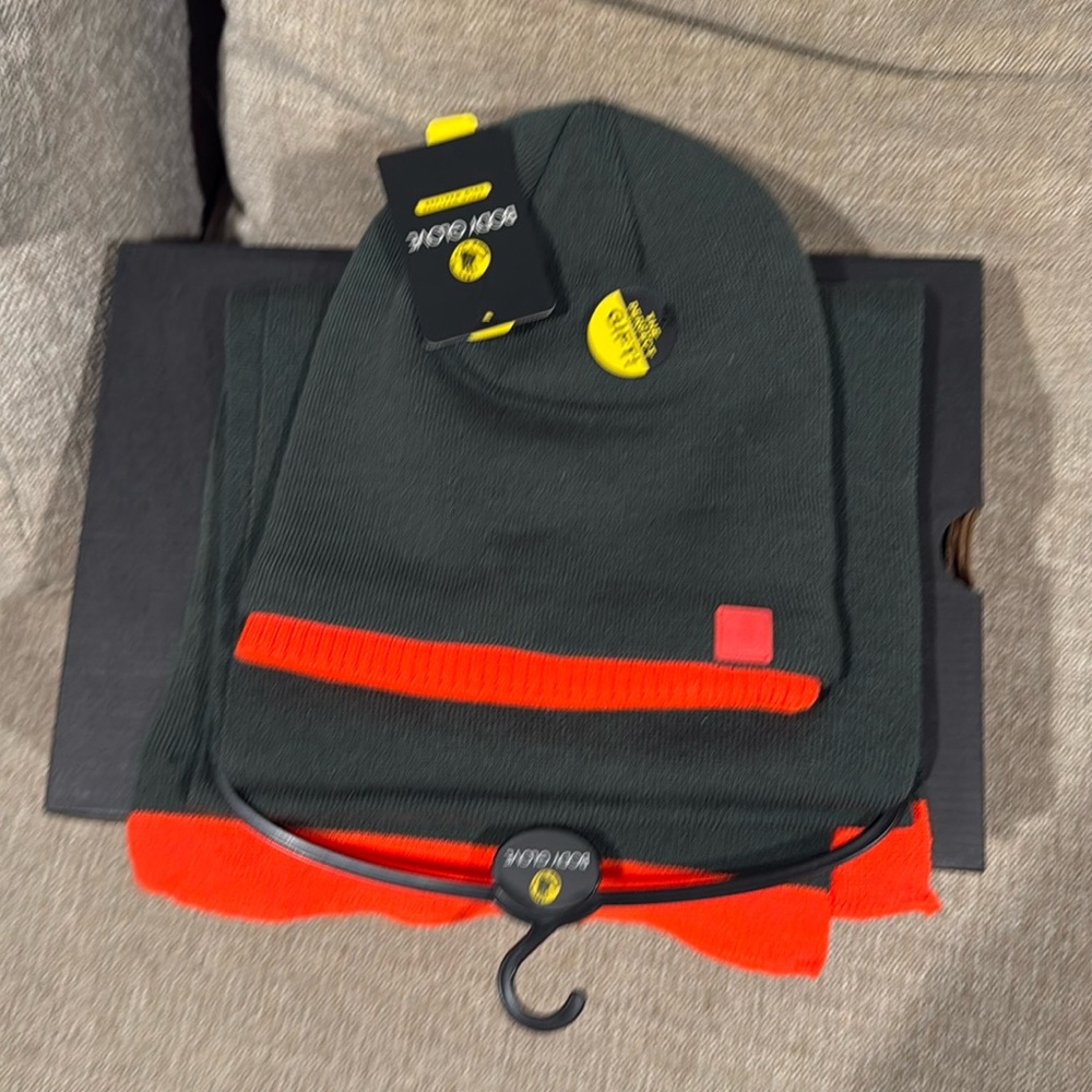 Body Glove brand matching wool hat and scarf